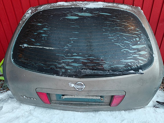 Nissan Primera P12 Traveller takaluukku