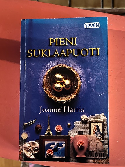 Joanne Harris Pieni suklaapuoti kirja