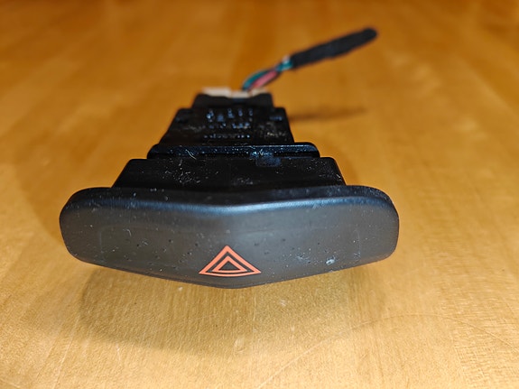 Nissan Primera P12 hätävilkkukatkaisija