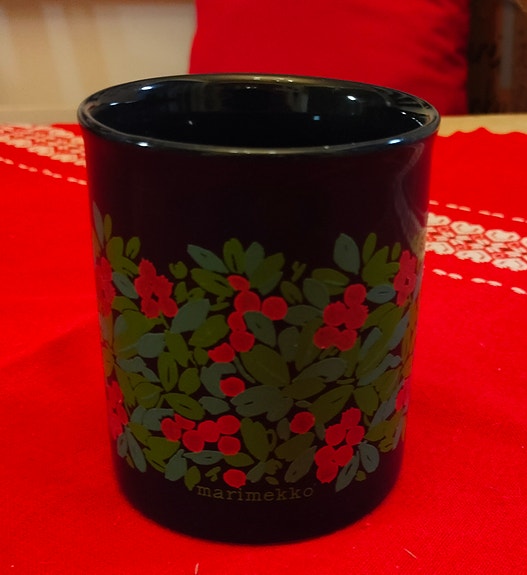 Marimekko punaiset marjat muki