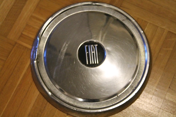 Pölykapseli FIAT 1300 / 1500 / 1800 ym 60-luku vintage 25cm koriste auto pelti