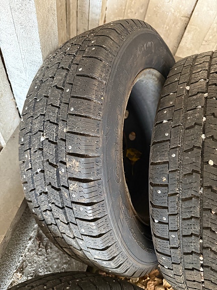 Nastarenkaat vanteineen hevosautoon / pakettiautoon