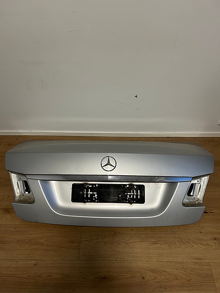 Mercedes-Benz E W212 takaluukku