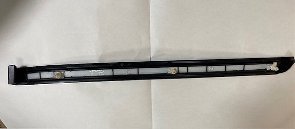 W208 CLK Mercedes oikeanpuolen takalokasuojan lista