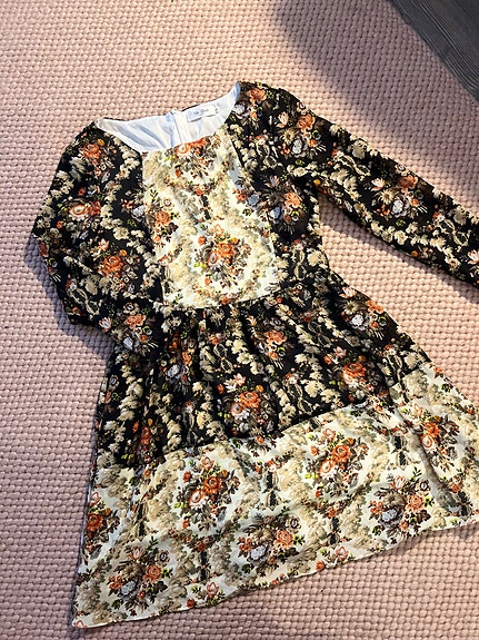 Pitkähihainen boho kukkamekko L