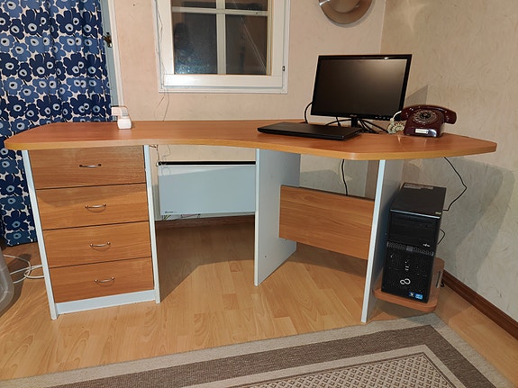 Laadukas tietokonepöytä