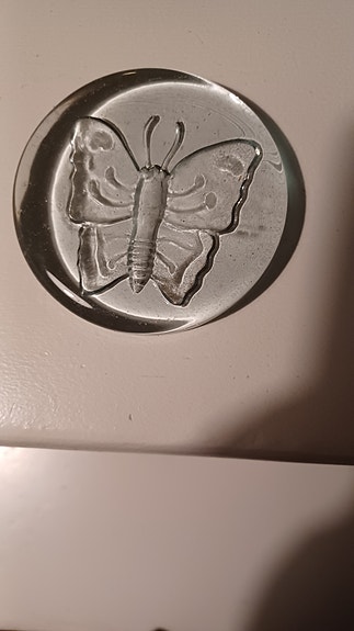 Perhonen paperipaino
