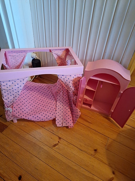 Barbie sänky ja vaatekaappi 80-luvulta