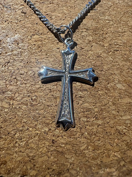 Hopeinen ristikaulakoru – ketju 48 cm