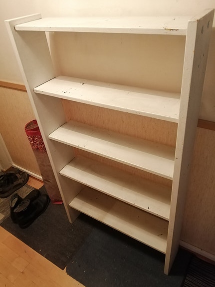 Valkoinen puinen hyllykkö