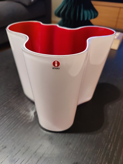 Iittala Alvar Aalto Maljakko valkoinen/punainen 160mm
