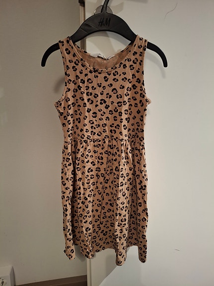 Leopardikuvioinen mekko