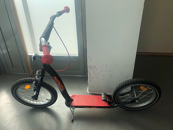 Volare Scooter 16 inch Black Red - potkupyörä musta ja punainen