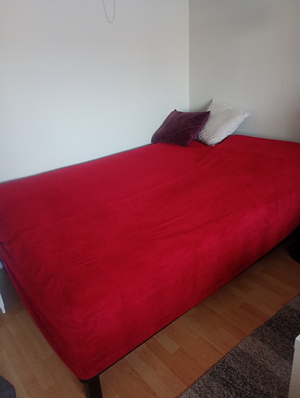 Muotoonommeltu päiväpeitto, lev. 120cm. Tammela, Tre.