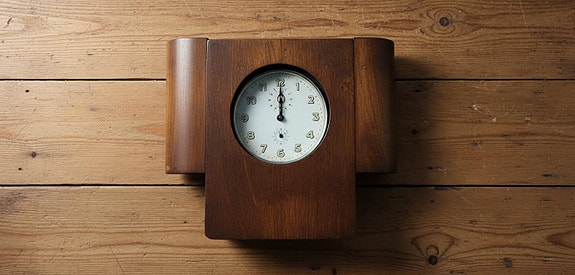 Kahvimylly, seinäkello, vatupassi Antiikkiesineitä
