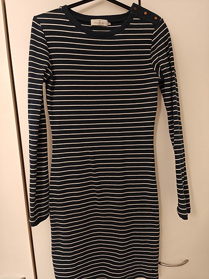 Raidallinen mekko