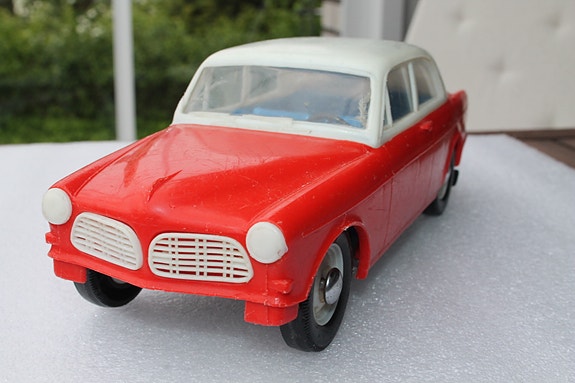 Volvo Amazon pienoismalli vintage Suomi Nyrhinen vanha muoviauto 24cm 70-luku