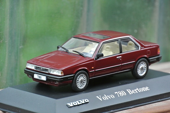 Volvo 780 Bertone 1991 pienoismalli keräilyauto 1:43 metallinen paketissa auto
