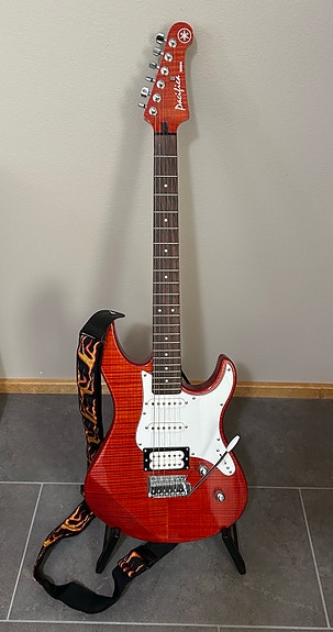 Yamaha Pacifica PAC212VFM sähkökitara