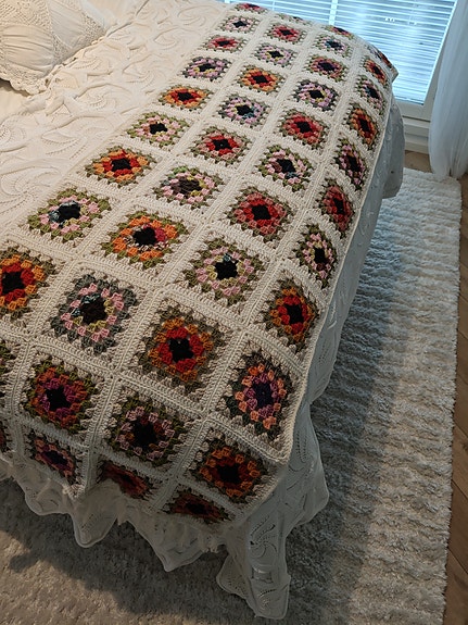 Isoäidin ruudut sängyn pääty peitto/ tuolinpäällinen