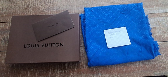 LV shawl