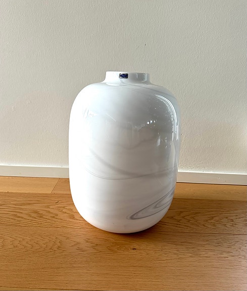 Kerttu Nurminen, marmorimaljakko. Nuutajärvi. Korkeus 38 cm.