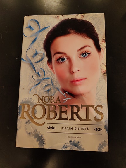 Nora Roberts Jotain sinistä kirja