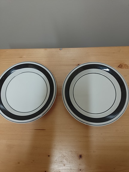 Arabia Faenza mustaraita lautaset 2 kpl. halk. 17 cm. 10€ kpl.