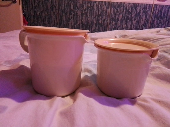 2 KPL TUPPERWARE SÄILYTYS JA KAATO ASTIAA YHTEISHINTAAN