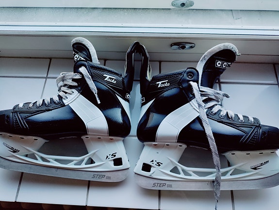 CCM Tacks 652 8.5 Fit Regular + CCM Easy Step teräsuojat