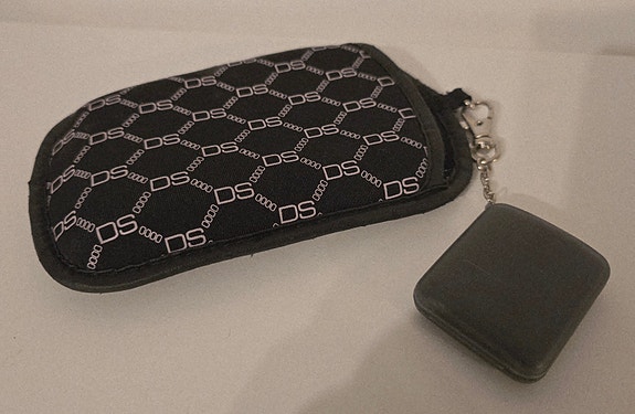 Nintendo DS käsikonsolin suojatasku ja pelikotelo