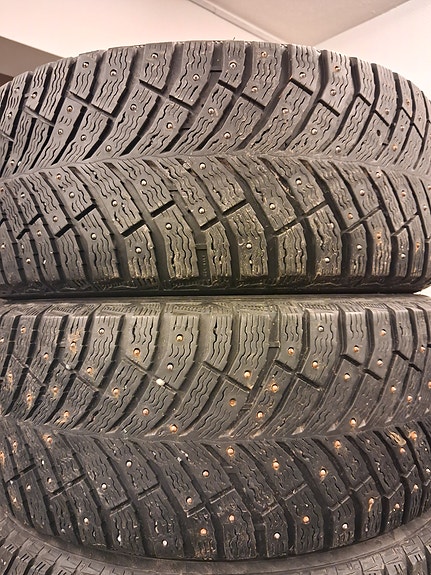 215/50R17 Michelin X-Ice North 4 pari.