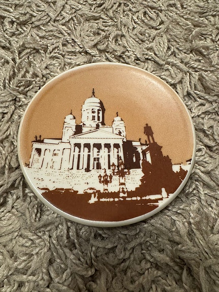 Arabia Helsinki-lautanen. Halkaisija 12 cm.