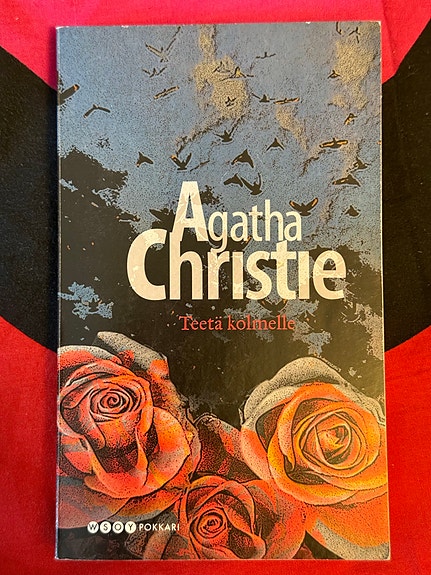 Agatha Christie Teetä kolmelle Kirja