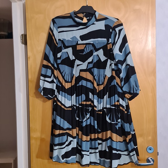 Vero Modan pliseerattu mekko