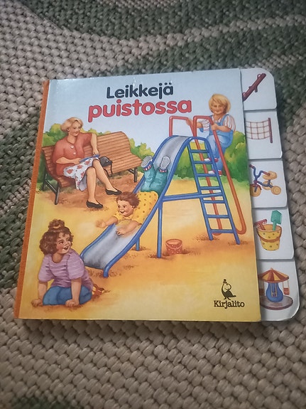 Leikkejä puistossa