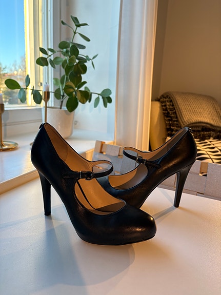 Guess mustat korkokengät (40)