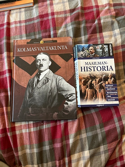 Kolmas Valtakunta ja Maailman Historia kirjat