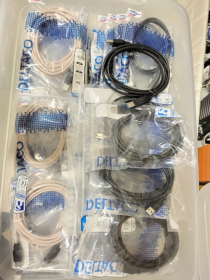 USB 2 ja USB 3 kaapeleita tulostimeen
