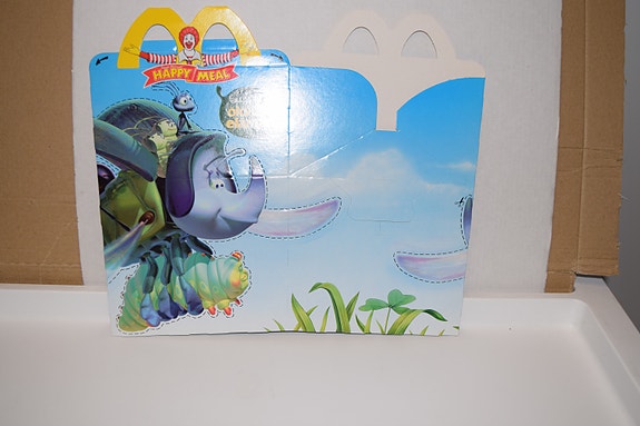 Mcdonalds's Happy meal laatikko ötökän elämää