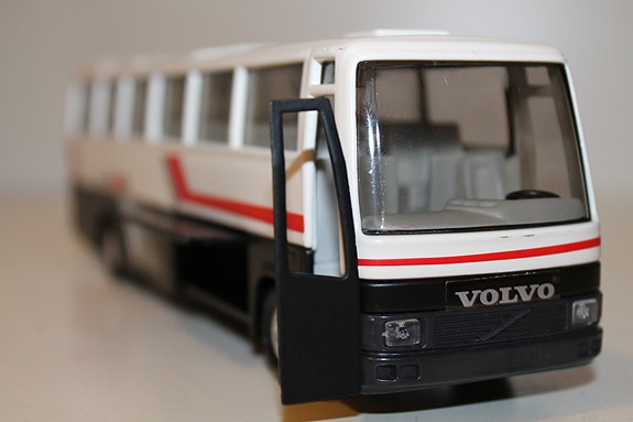 Linja-auto Volvo C10M 25cm täysmetalli vanha 80-luku turisti bussi pienoismalli