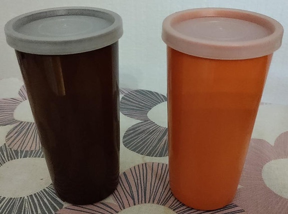 Kaksi pientä Tupperware-purkkia retrovärein
