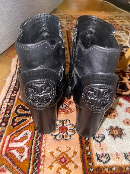 Tory Burch nahkanilkkurit