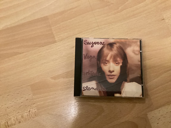 Suzanne Vega Solitude standing