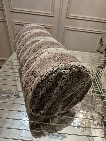 Pitkä pyöreä tyyny