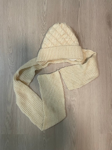 Naisten neulottu huivi-lakki