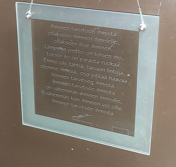 Lasinen taulu tekstillä Tommy Tabermann Muurla