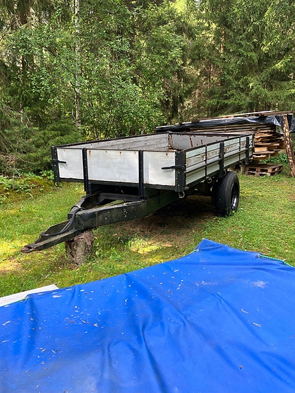 Kippaava peräkärry