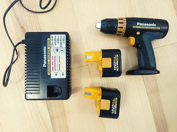 Panasonic akkuporakone kahdella akulla ja laturilla