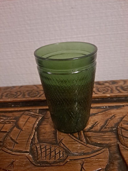 Vihreä lasinen juomalasi